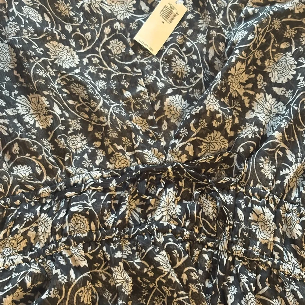 NWT Old Navy Black and White Fitted Blouse V-Neck  Women’s Semi Sheer Medium - Picture 6 of 7